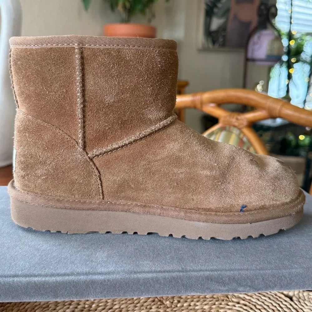 UGG Jona Suede Boots in Chestnut With a Snap Closure Size 3